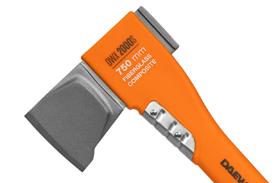 Топор имеет оптимально сбалансированный центр тяжести, что максимизирует силу удара. Надежное соединение рукояти и лезвия делает работу с инструментом безопасной.