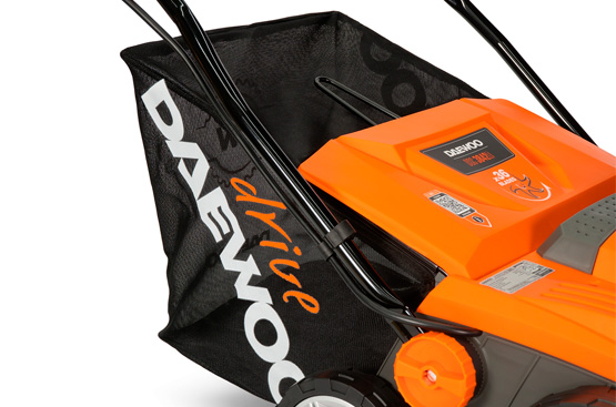 Травосборник, объемом 55 л,позволяет реже отвлекаться от работы. Выполнен из ткани и имеет жесткую основу. Благодаря этому он более вместительный, чем пластиковые травосборники, и его легко собирать и разбирать.