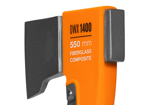 Специальная форма обуха позволяет использовать топор как кувалду, чтобы вбить клин или небольшой гвоздь.